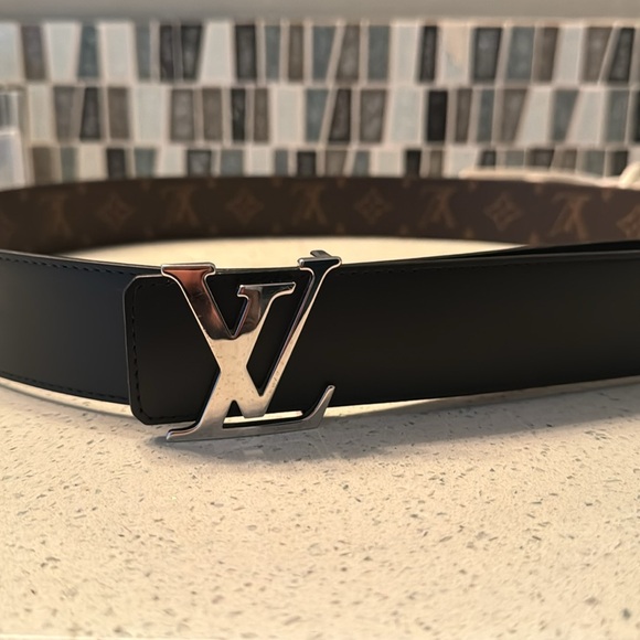 Like New Louis Vuitton Spray LV 40MM Reversible Belt Silver Buckle - Picture 4 of 6